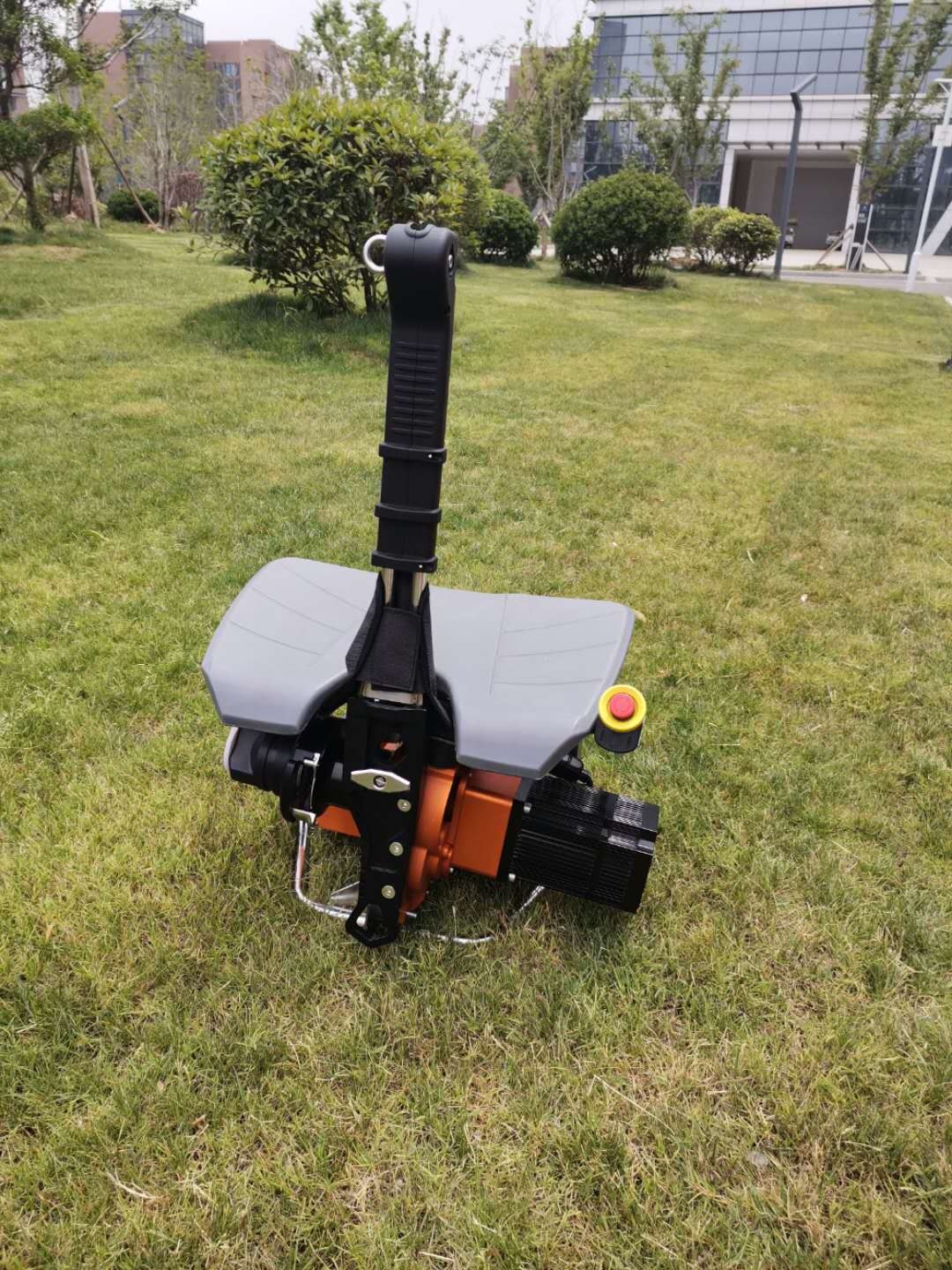 最危險(xiǎn)的救援，理應(yīng)有更安全的裝備，座椅式自動(dòng)升降機(jī)電動(dòng)上升器，專為高層救援，風(fēng)電作業(yè)設(shè)計(jì)